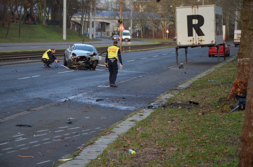 VU PKW Baum Koeln Muelheim Pfaelzischer Ring P089.JPG